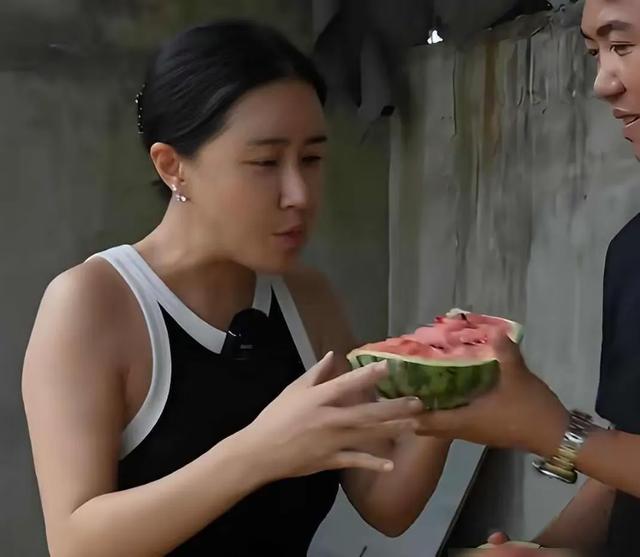香港三级片女星下嫁农村，曾经不雅照满天飞，如今42岁官宣怀孕了