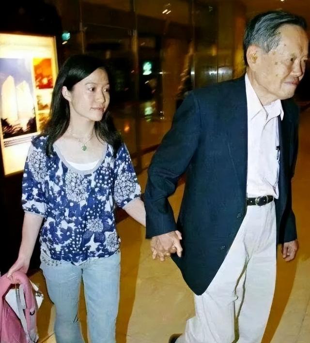 杨振宁家庭情况曝光：3个儿女无人继承物理学，与翁帆关系也很好