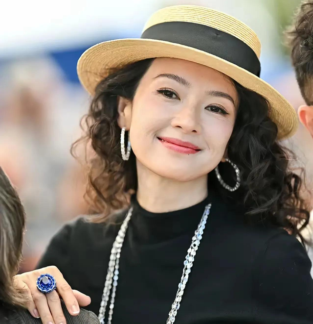 离婚不到两年，章子怡又官宣喜讯，成为汪峰“高攀不起”的存在