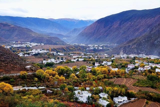 四川甘孜乡城县：深秋白藏房 景美惹人醉