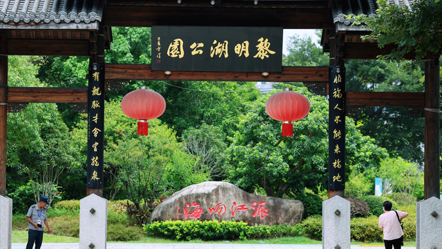 红了大片的乌桕，竟藏于一座园林之中，且被唤作 “福州小西湖”