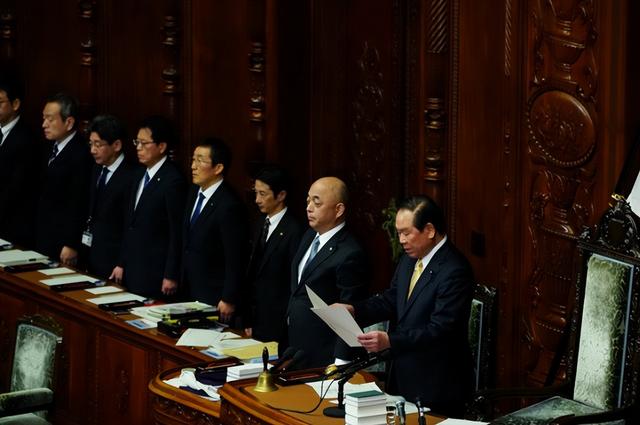 立下军令状的高市，再拿中国拉选票，誓言台海一战	，日本绝不逃跑