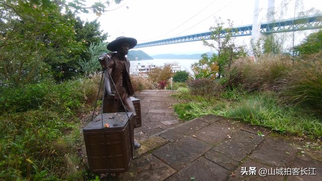 重庆女多男少的小镇，名称和长江有关，境内景点名气很大