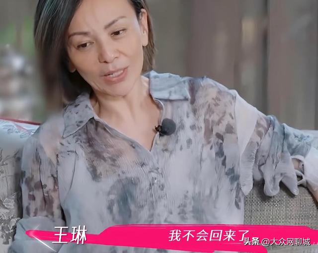 王琳爸爸过世6年，妈妈重男轻女让她睡沙发10年，亲弟不愿养父母