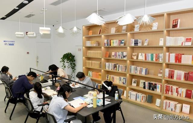 西安经开区文化艺术中心成市民“充电”纳凉好去处