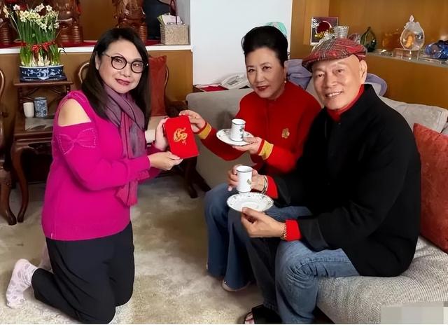 77岁还能压轴上央视春晚，无儿无女拼命赚钱，却有人给她磕头拜年