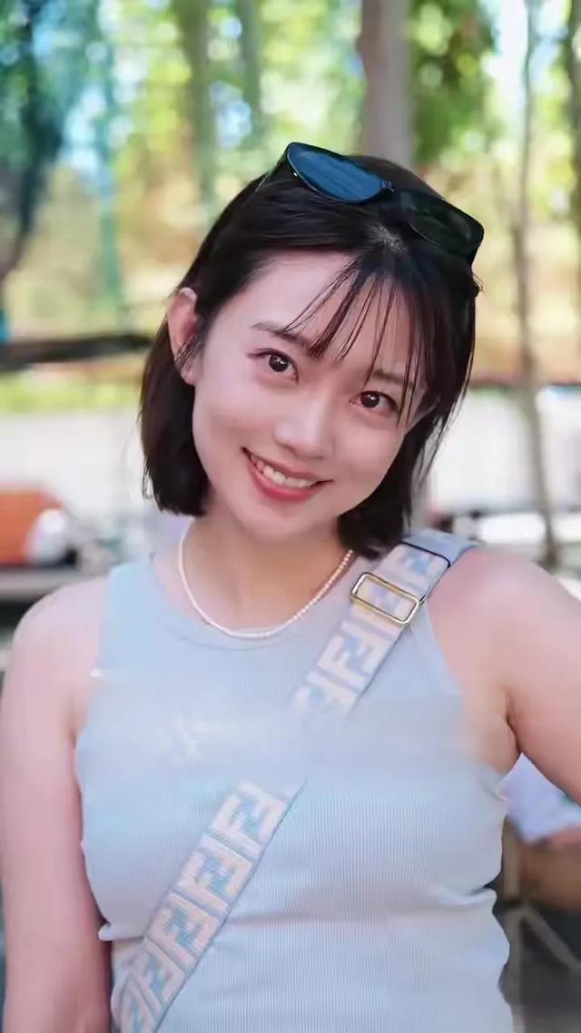 李七月周末遛娃，浅蓝无袖上衣配亲子时光，温馨又松弛