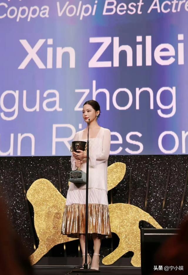 德不配位？辛芷蕾奖杯还没捂热乎，恶心一幕就发生，她堵了谁的路