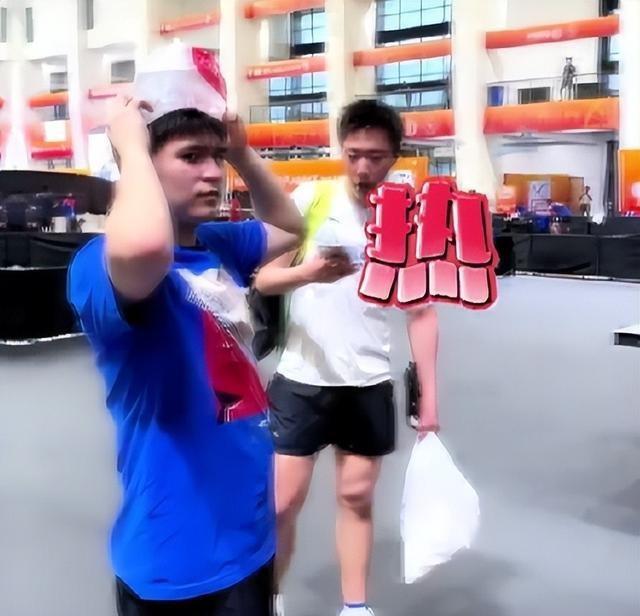 国乒夺冠后回国，恶心一幕发生，王楚钦气得直摇头，没人笑得出来