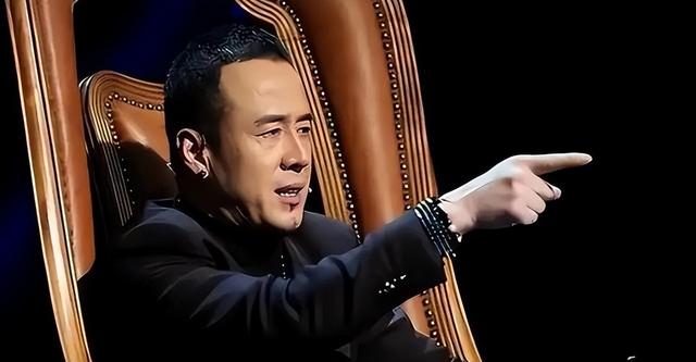 乐坛最大的笑话，一首代表作都没的歌手，却敢当评委自称乐坛的神
