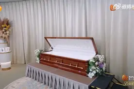 演员胡静老公提前为自己办葬礼，躺进棺材让胡静泪目，网友：太震撼图片