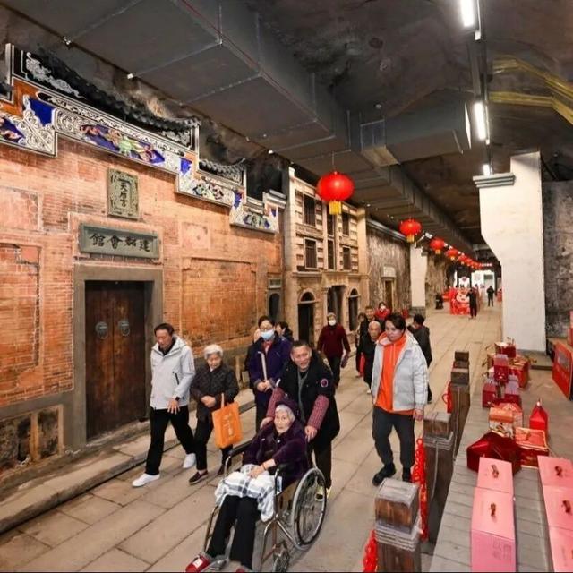 在城市中轴，漫步千年繁华，邂逅人间烟火！