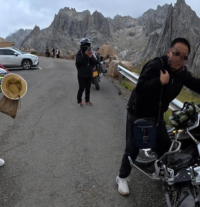 东北大妈进藏旅游，私自骑路边价值20万摩托，翻车后逃逸 拉黑车主