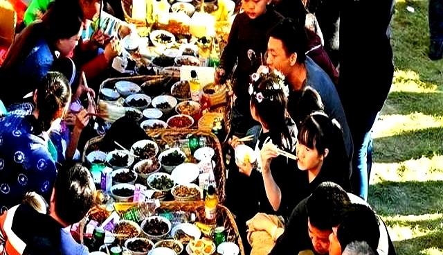 儿子33岁没对象！母亲晚上偷偷溜进他房间 掀开被子当场愣住