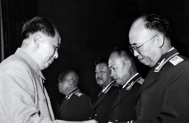 他身为开国大将却天生“反骨”，1955年授勋时，排名第三比陈赓高