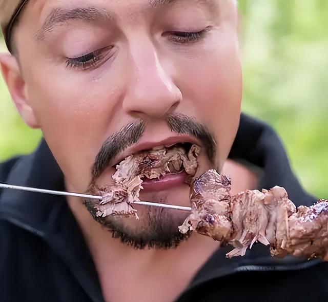 美国小伙来中国旅游，回国发文称:中国的晚上太危险，千万别出门