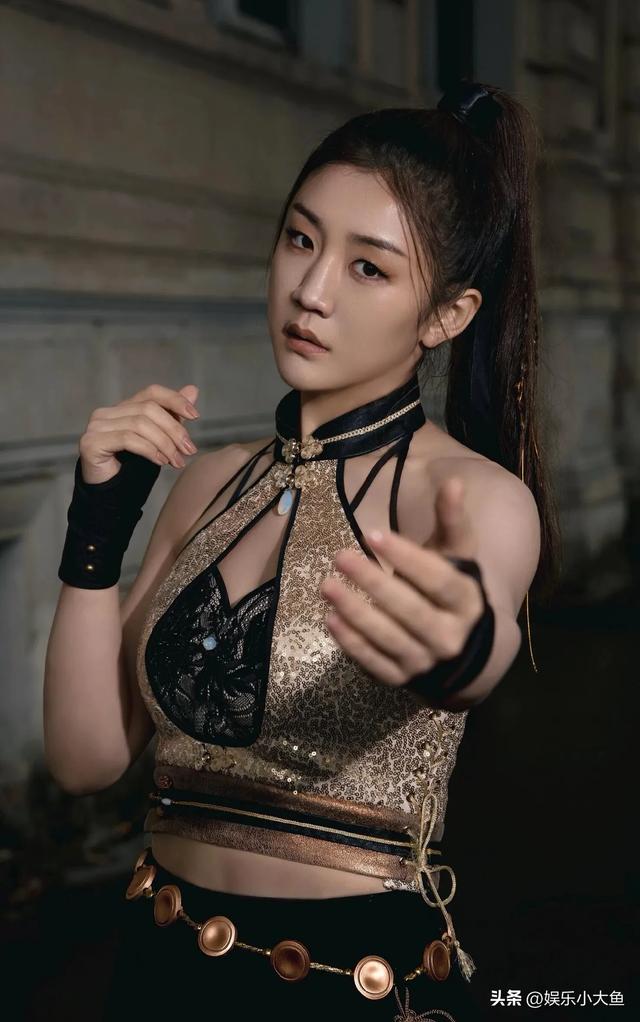 陈梦亮相巴黎时装周，一袭挂脖衣性感迷人，梦姐不打球穿衣好大胆