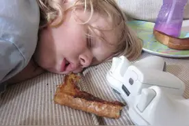 蟑螂半夜爬入孩子耳朵，妈妈“两拒绝一动作”救了娃，医生齐点赞图片