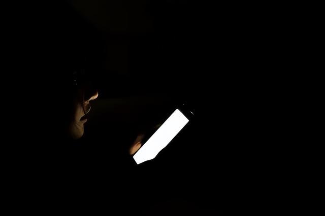 男子向失足女转款百万 前妻起诉返还