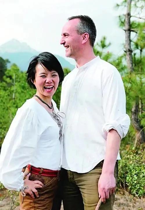 龚琳娜离婚前卑微得可怕：独守空房5年，模仿小三送礼物讨好前夫