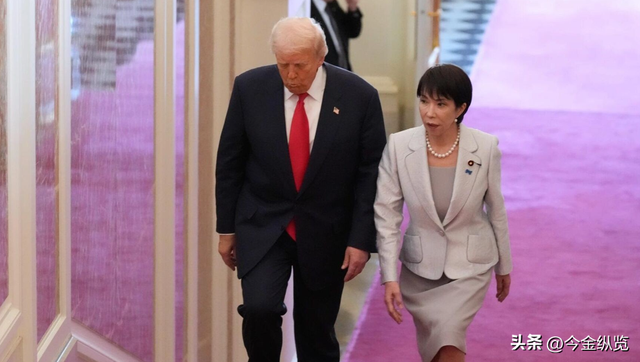 扇贝腐烂，盟友沉默！日本5500亿买不来美国一句撑腰，民调创新低