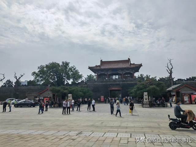 泰安：这个景点拆除了两排石灯笼，树少了，道新了，从压抑到敞亮