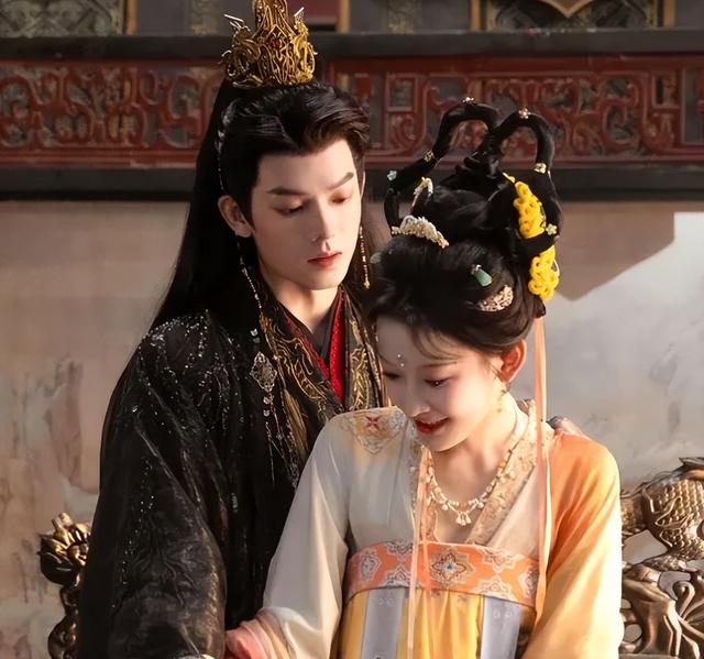 短剧顶流大洗牌！柯淳之流消失刘萧旭爆红	，“小孩叔” 凭啥出圈？