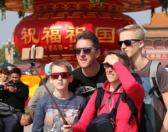 外国人涌入中国，真相扎心：我们的低物价成了他们的消费天堂