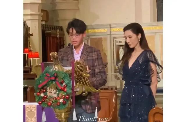 李嘉欣带儿子购物！14岁许建彤又高又壮样貌大变，留学后帅气不少