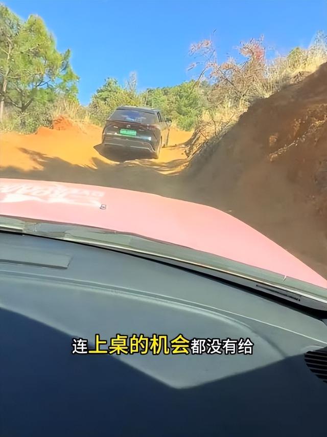 单身美女去网友家过年，睡了一夜却被主人撵走，原因曝光网友吵翻