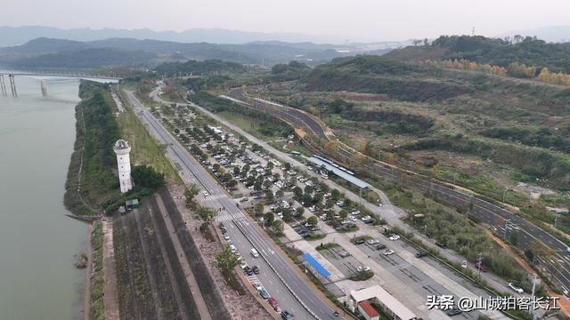 重庆女多男少的小镇，名称和长江有关，境内景点名气很大