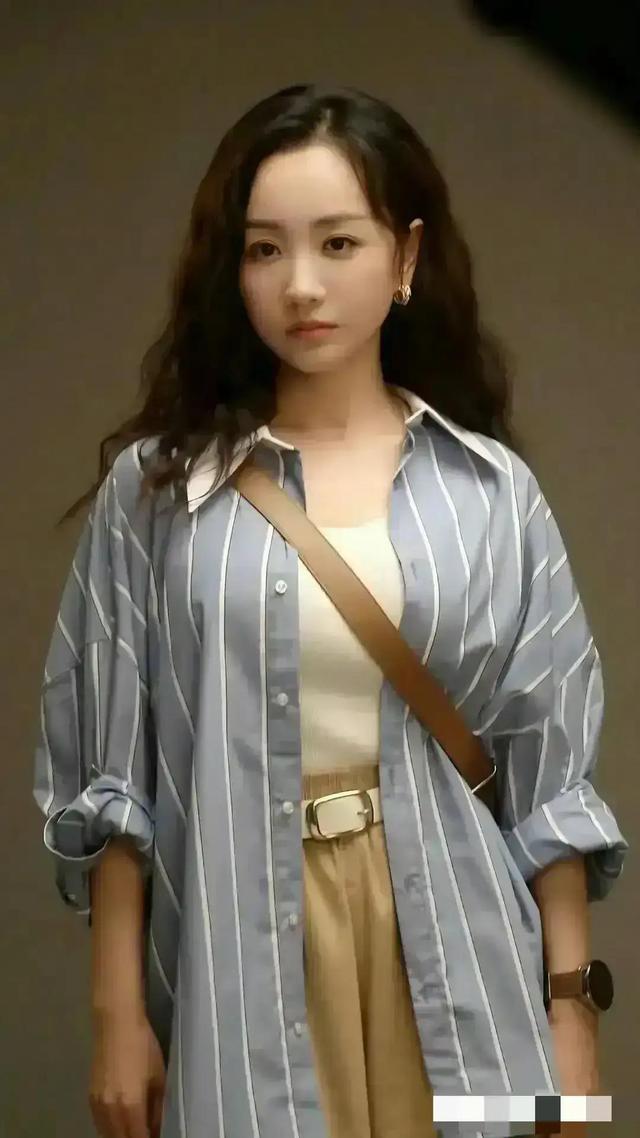 杨蓉这胸是真的吗？跟两个足球一样了，真的非常好看了