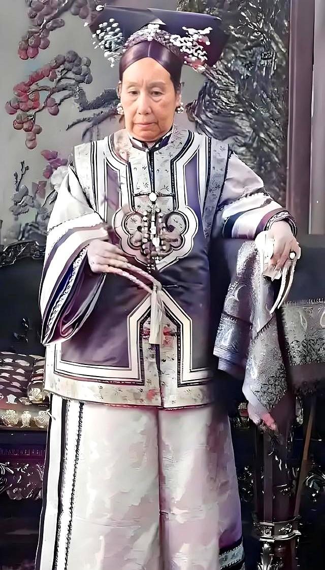 清朝灭亡后，李莲英姐姐才敢说出实情：慈禧其实不是病死的！