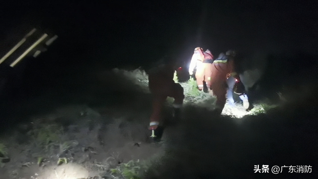 腿抽筋！两游客徒步登山，深夜被困1500多米山顶…