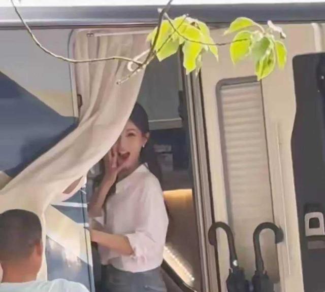 李一桐这身材真的太好了，35岁的年纪，不大不小，成熟稳重又可爱