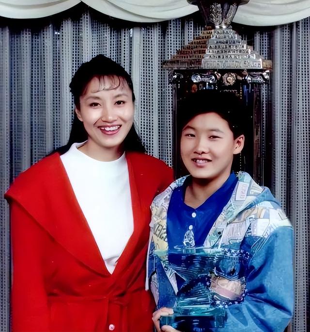 嫁大26岁富豪、5年生3胎，恩爱23年的伏明霞终是没逃过残酷现实