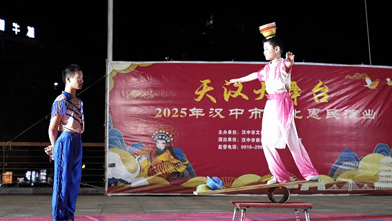 惊艳杂技、萌宠绝活！镇巴马戏表演精彩上演