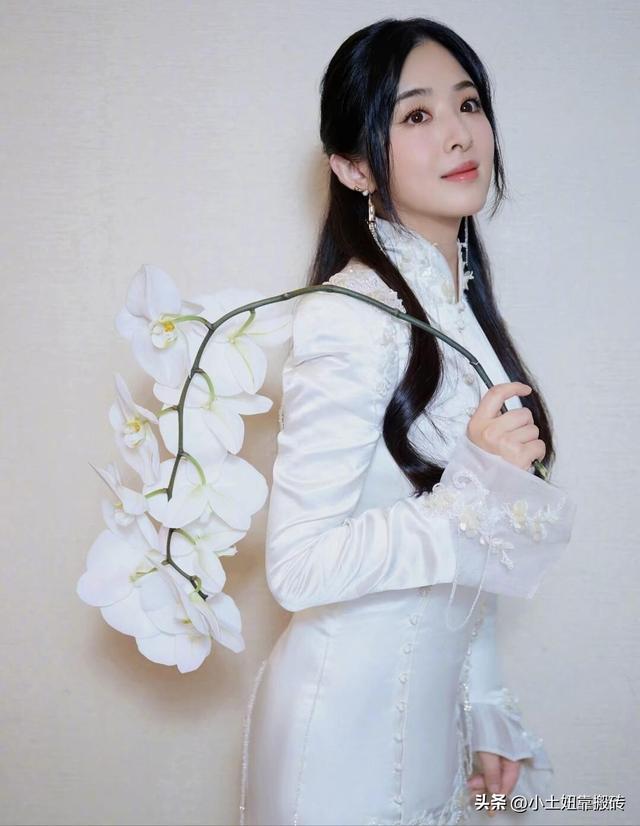 张含韵的奶欲更勾人，36岁依旧童颜，身材却饱满成熟韵味满满