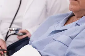 老年人双手不自主颤抖怎么办？科学服用3类药物，改善肢体震颤图片