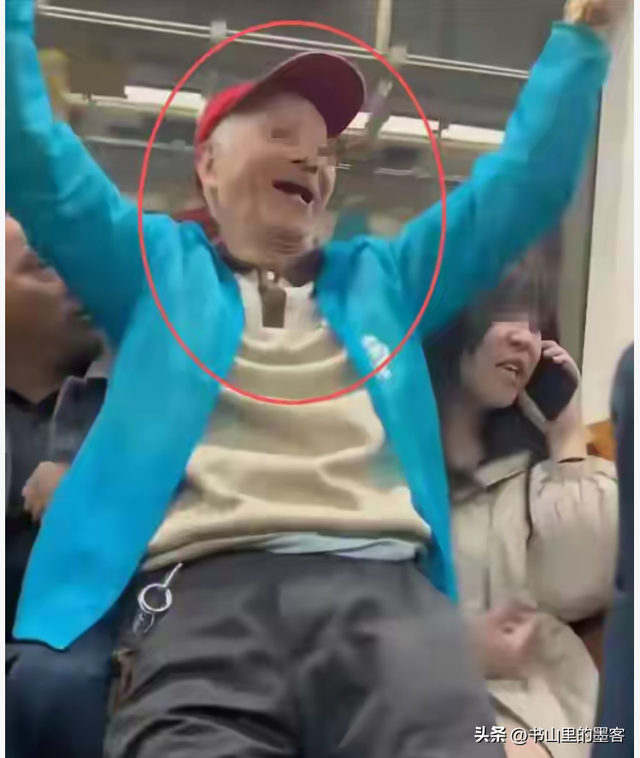 地铁老人强坐女生腿后续：公开耍流氓，知情人爆身份，真不简单