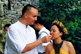 龚琳娜老锣合唱着《自由鸟》从音乐开始到音乐结束 法海你不懂爱图片