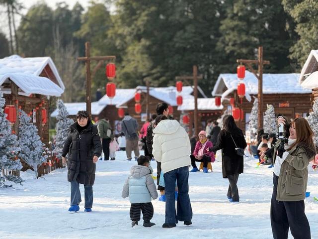 成都青羊非遗博览园"下雪"啦！6000㎡冰雪乐园实现家门口玩雪自由