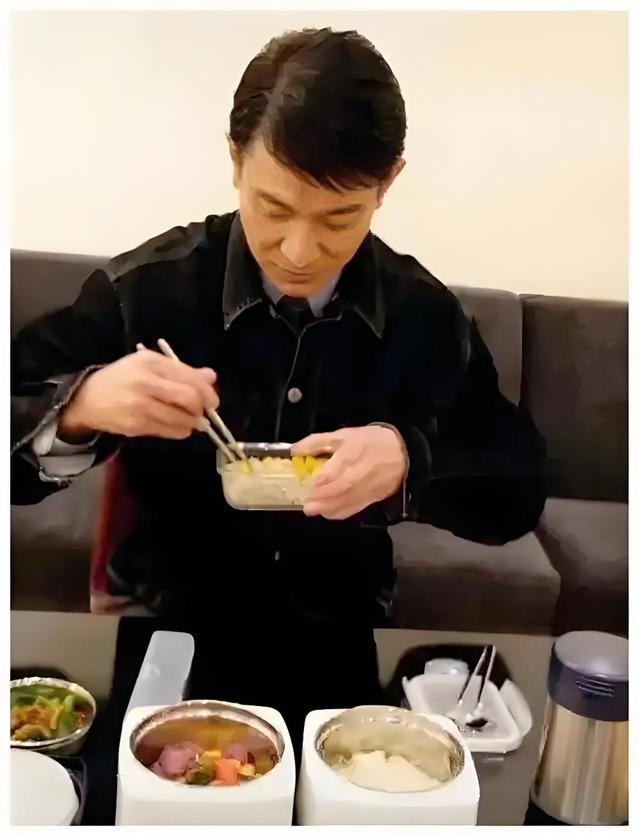 刘德华饭局的应酬照流出，满脸的无奈和不情愿！