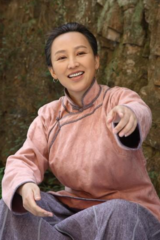 她19岁与导演私奔，在地下室裸婚连生3胎，今被丈夫用7部剧捧红
