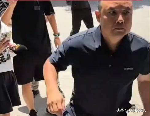 男子砸记者设备：记者透露后续，厂家账号被扒，身负27个法律诉讼