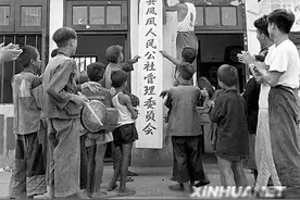 建国初期的土改是把地主的田分发给农民归各户农户私有、私人所有图片
