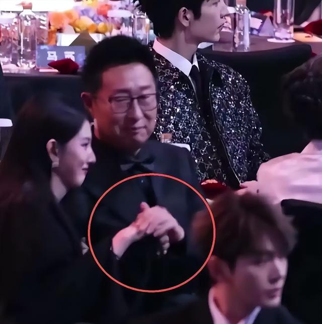 晚节不保？曝56岁林永健摸宋祖儿手还拍大腿，网友：难怪她能复出