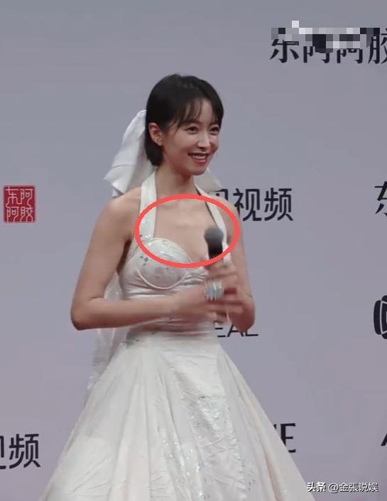 海南红毯好俗，毛晓彤挤出副乳，张萌深V不怕走光，宋茜胸骨凸出