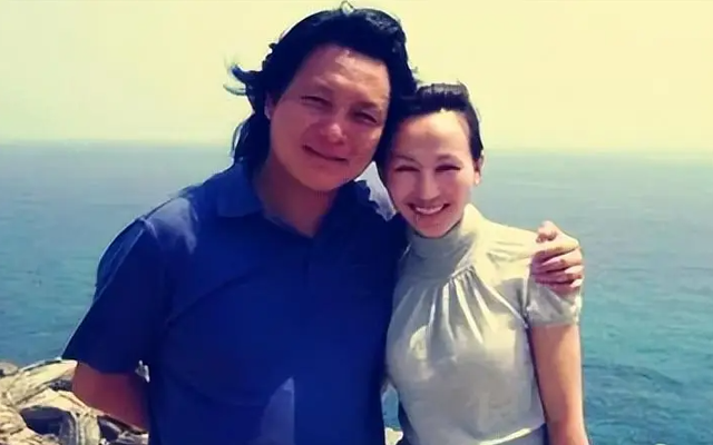 她19岁与导演私奔，在地下室裸婚连生3胎，今被丈夫用7部剧捧红