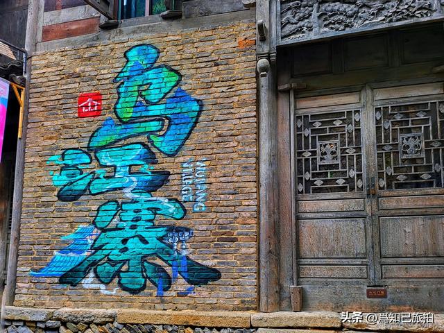 遵义乌江寨山峦连绵起伏 碧水绕寨而行